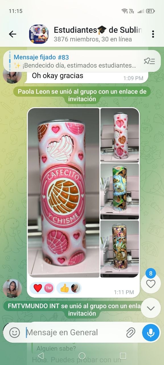 Captura del grupo de estudiantes: termos sublimados por un estudiante, con diseño Cafecito y Chisme