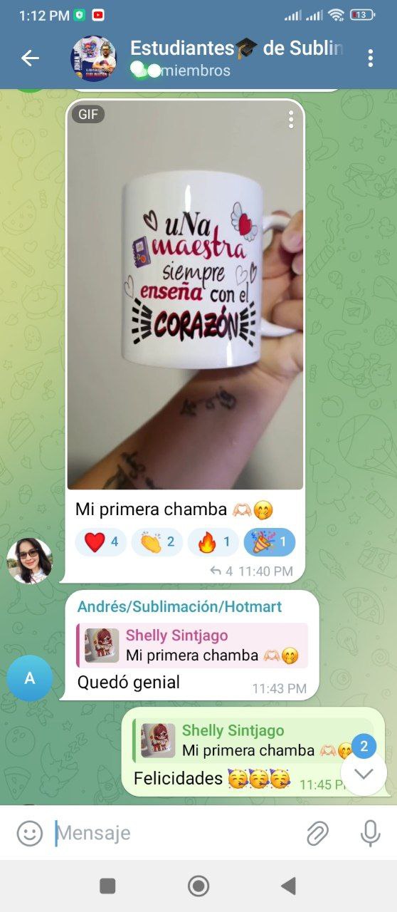 Captura del grupo de estudiantes: Shelly Sintjago comparte su primera taza sublimada